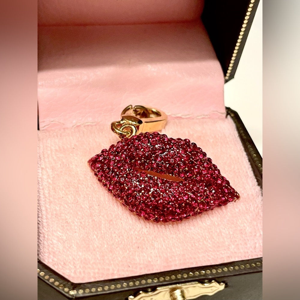 NWT Vintage JUICY COUTURE PINK RED HOT RHINESTONE LIPS Gold Charm Y2K